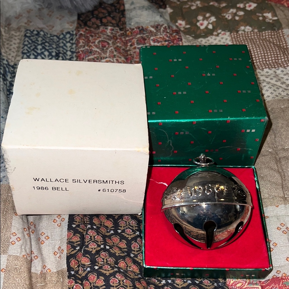 1986 Wallace Silversmith Christmas bell ornament